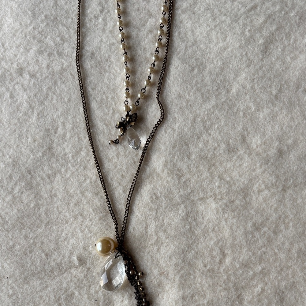 Elegant Pearl and Crystal Necklace